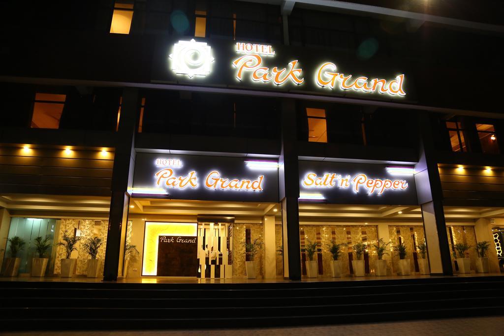 Hotel Park Grand Chandīgarh Exteriör bild