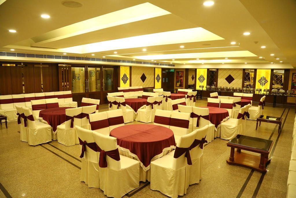 Hotel Park Grand Chandīgarh Exteriör bild