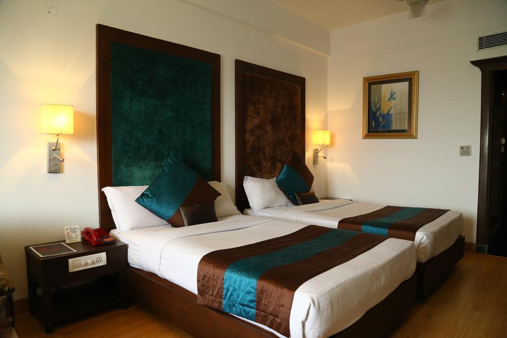 Hotel Park Grand Chandīgarh Exteriör bild