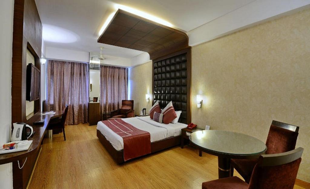 Hotel Park Grand Chandīgarh Exteriör bild