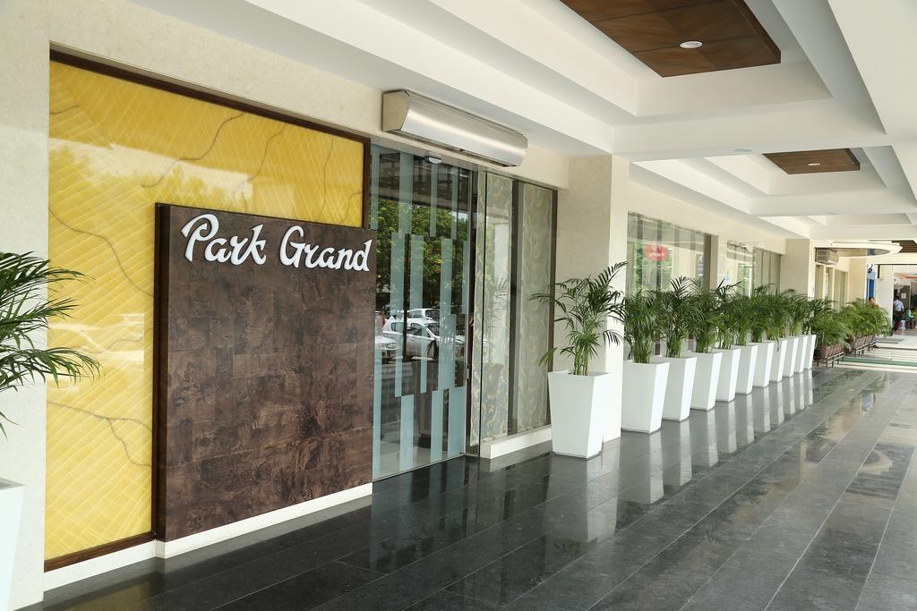 Hotel Park Grand Chandīgarh Exteriör bild