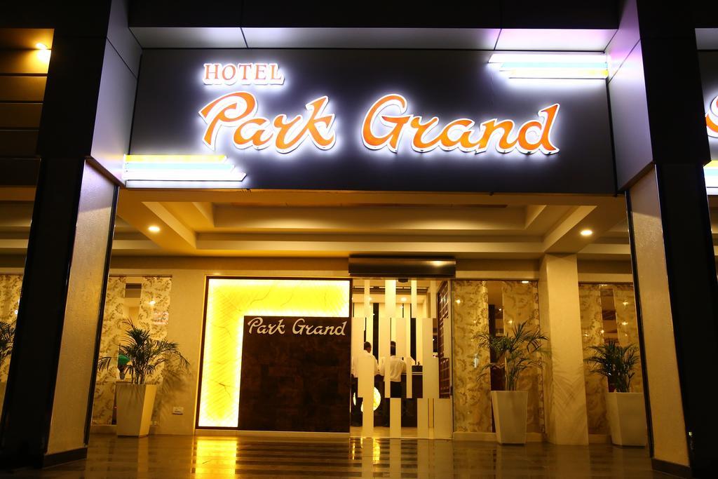 Hotel Park Grand Chandīgarh Exteriör bild