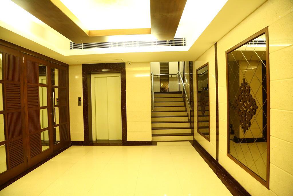 Hotel Park Grand Chandīgarh Exteriör bild