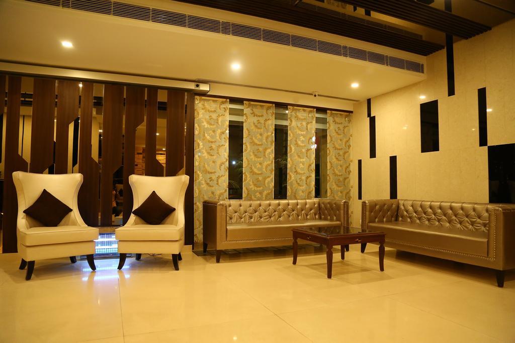 Hotel Park Grand Chandīgarh Exteriör bild