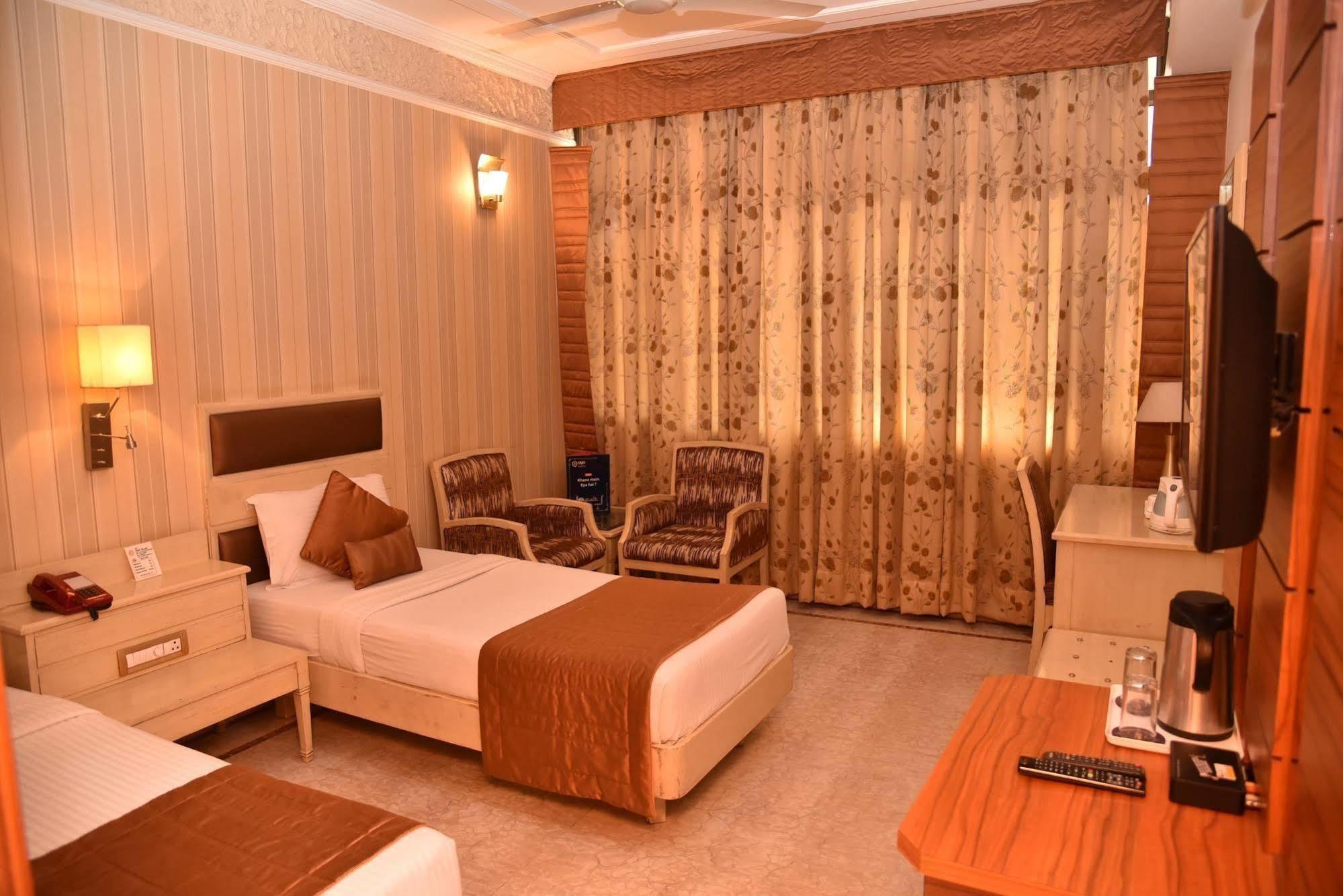 Hotel Park Grand Chandīgarh Exteriör bild