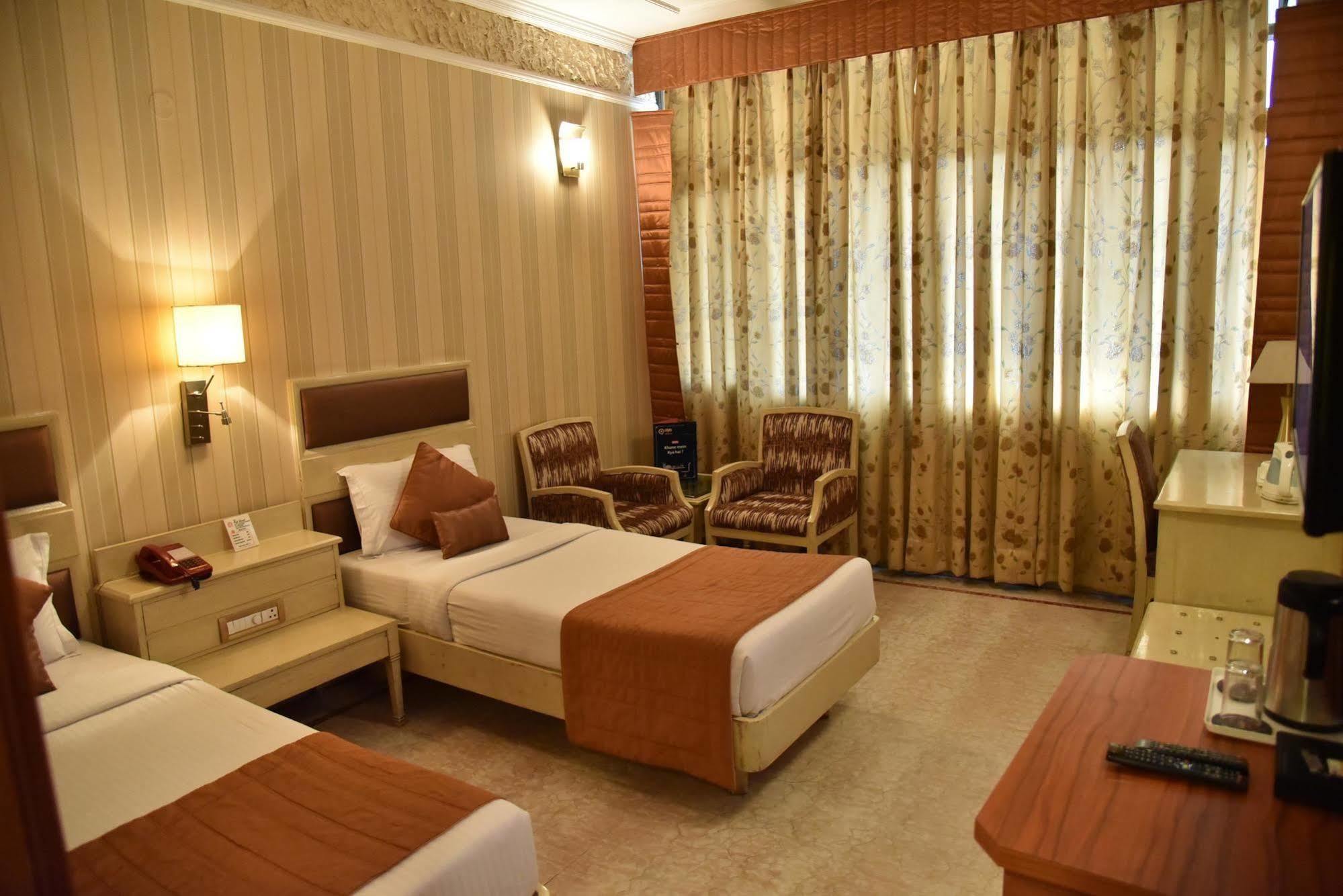 Hotel Park Grand Chandīgarh Exteriör bild