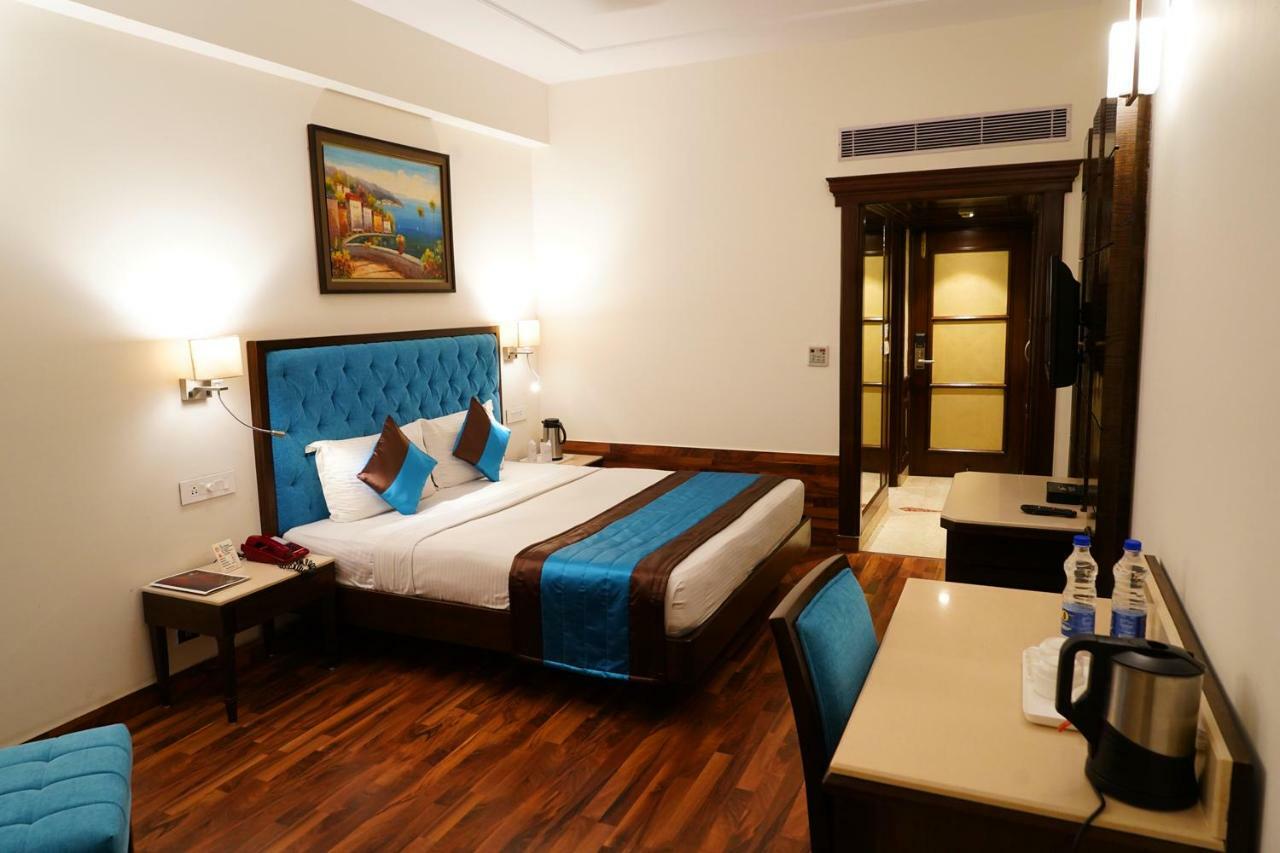 Hotel Park Grand Chandīgarh Exteriör bild