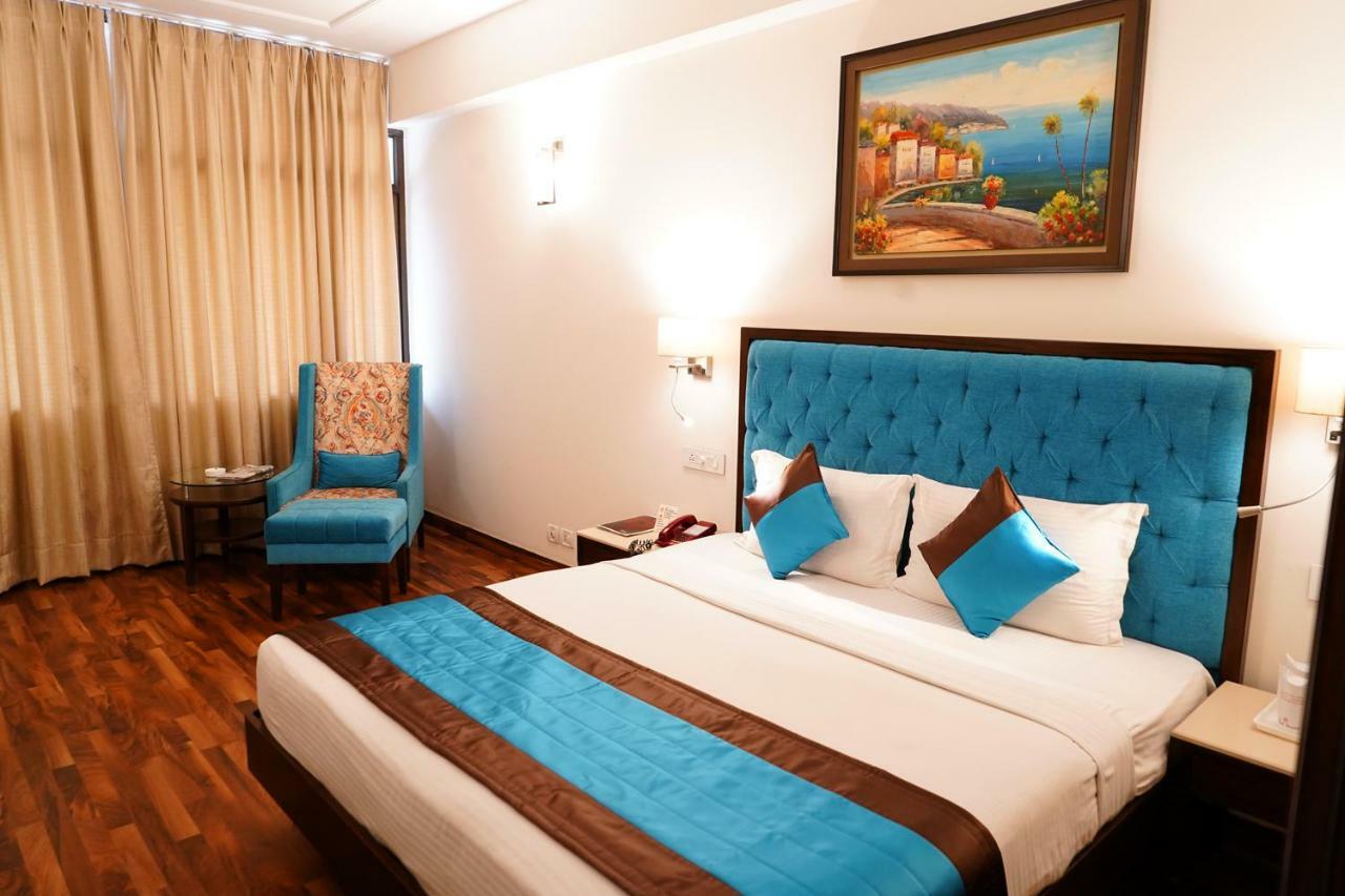 Hotel Park Grand Chandīgarh Exteriör bild